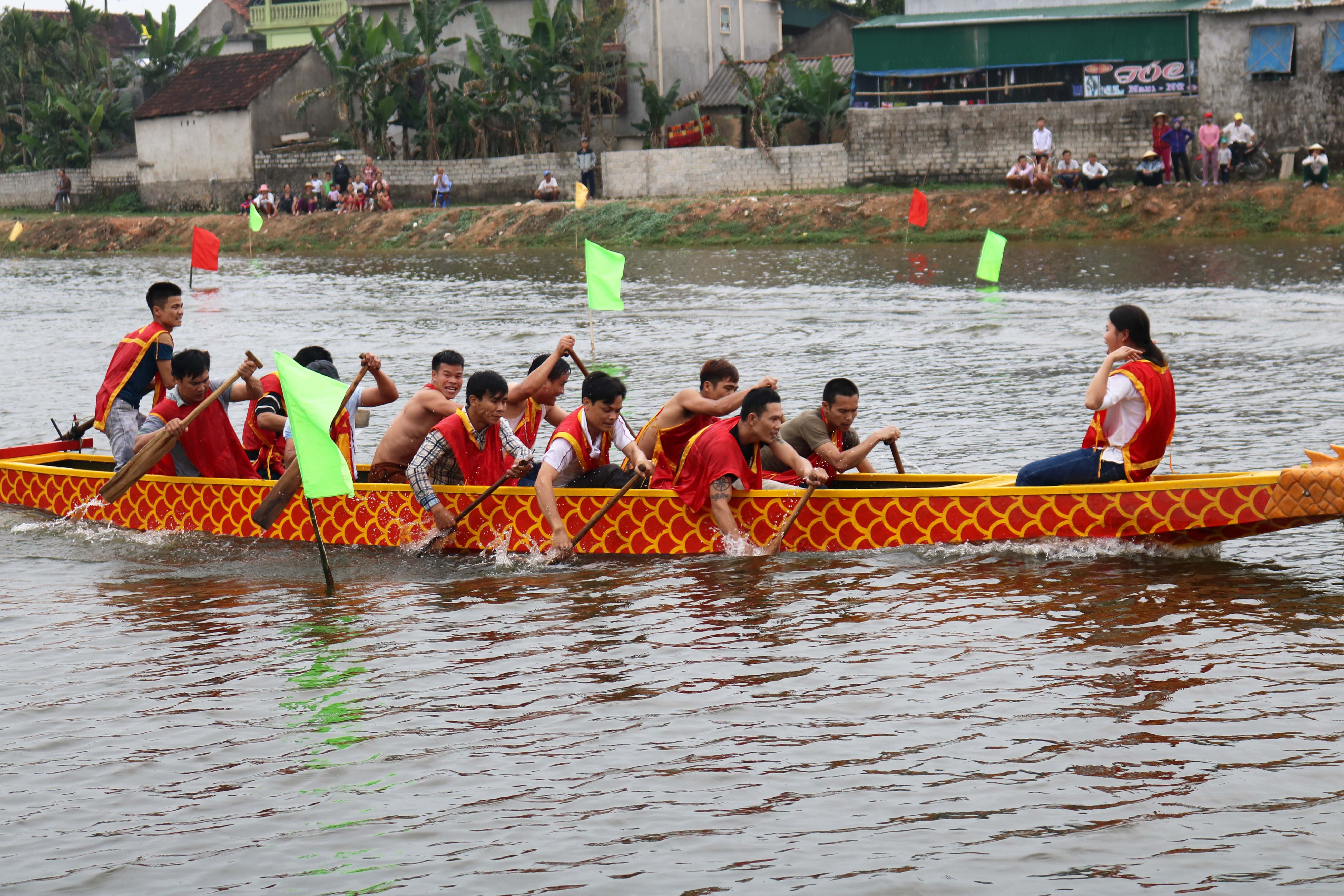 6.Theo quy định, mỗi thuyền có 12 người, gồm 1 “thuyền trưởng”, 1 lái đuôi và 10 “tay bơi”. Sau khi có lệnh xuất phát, các thuyền tranh đua kịch liệt.