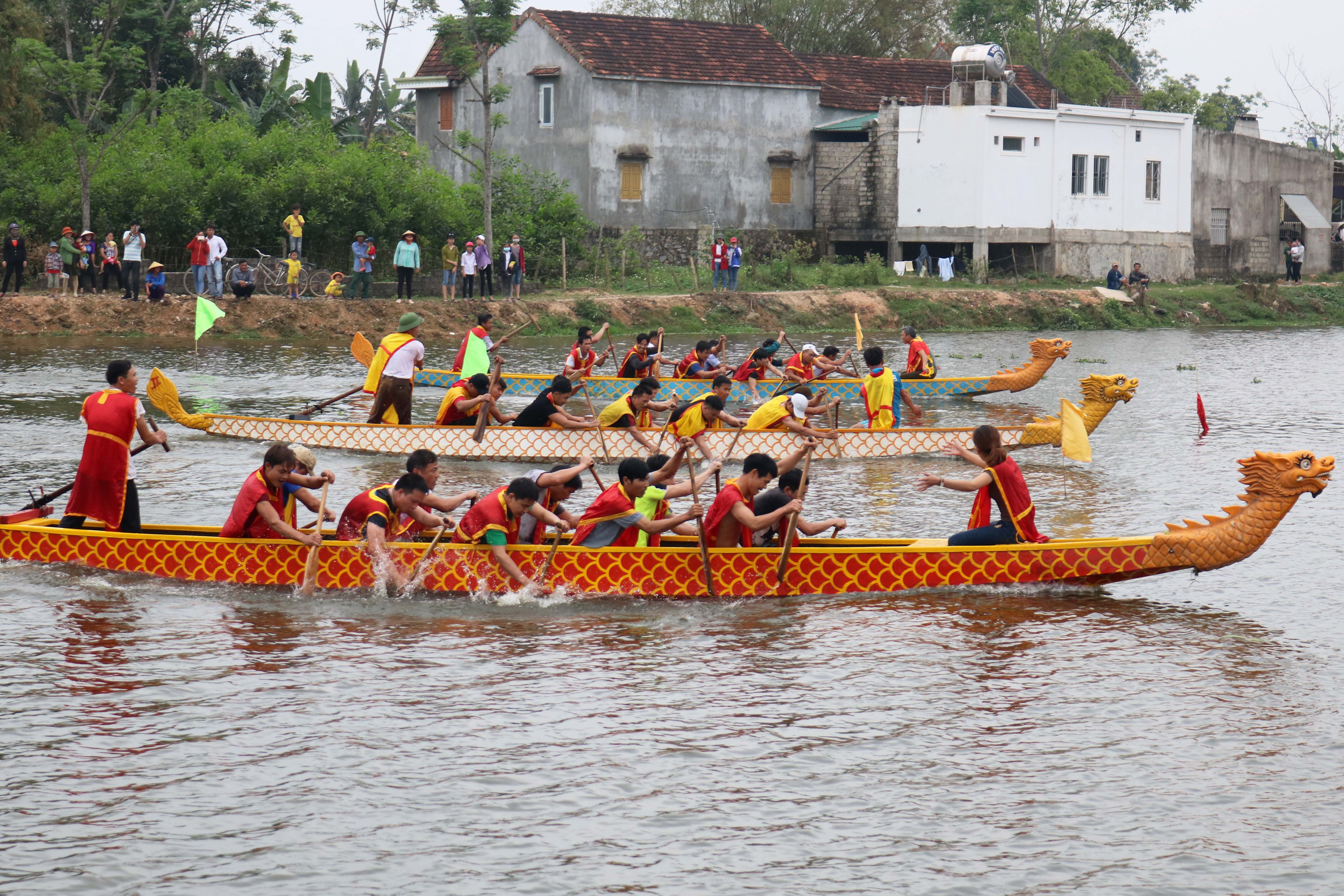 8.Để dành chiến thắng trong hội chèo bơi, ngoài sức khỏe, kỹ thuật, các thành viên trong đội cần phải phối hợp nhịp nhàng, theo tiếng dô hò của người “thuyền trưởng”.