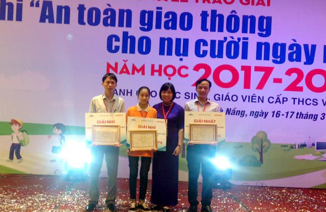 Đoàn giáo viên và học sinh của Nghệ An tại lễ trao giải. Ảnh: NVCC.