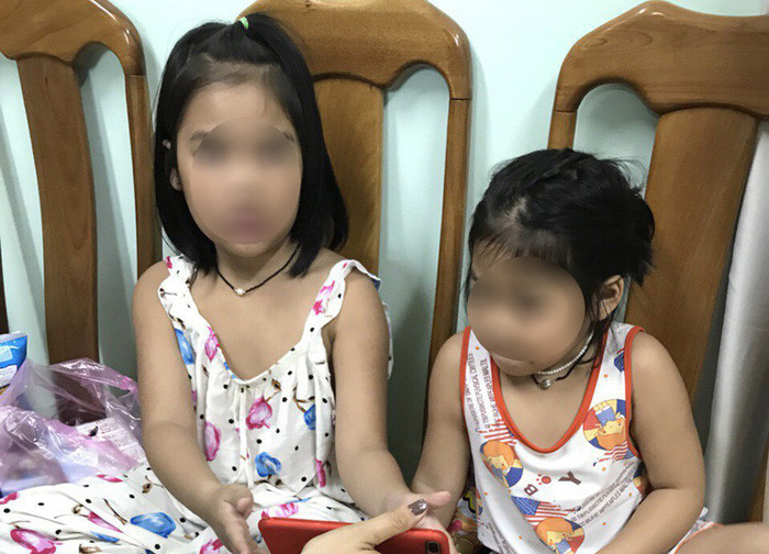 Hai em bé tại cơ quan điều tra sau khi được giải cứu - Ảnh: MINH HÀ