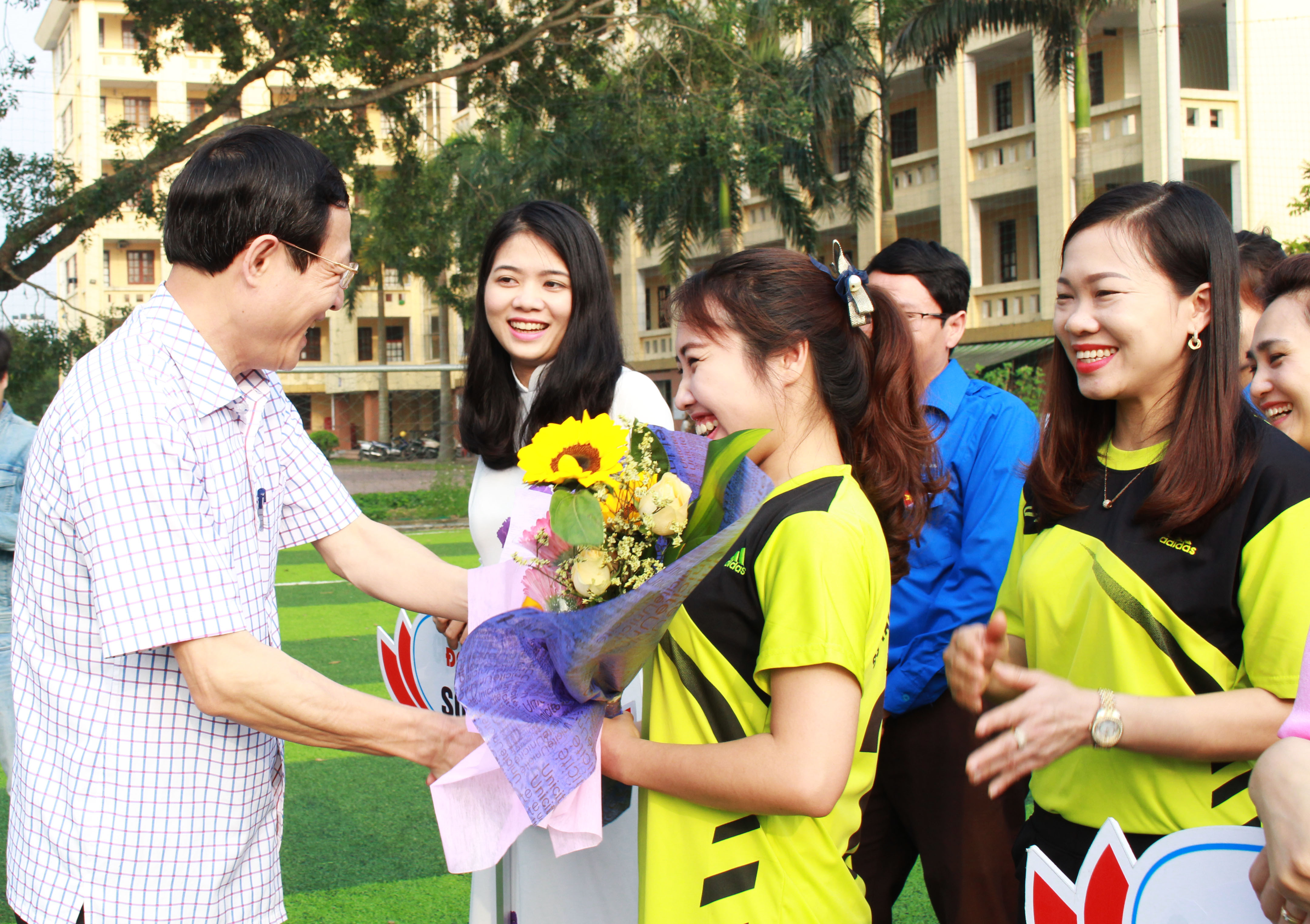 Các đại biểu trao hoa và cờ cho các đội tham gia hoạt đông trong lễ khai mạc 