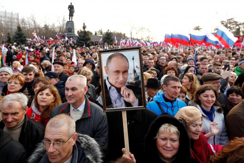 Trong chiến dịch tranh cử của mình, Tổng thống Vladimir Putin thăm Crimea và nói chuyện với đám đông hoan nghênh những người ủng hộ bằng một bài phát biểu nhấn mạnh yêu sách của Nga đối với lãnh thổ này.
