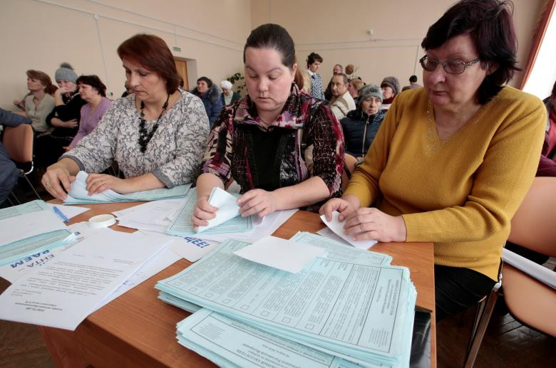 Các quan chức bầu cử tiếp nhận và đếm phiếu trước cuộc bầu cử tổng thống sắp tới tại Khislavichi, Nga ngày 16 tháng 3 năm 2018. 