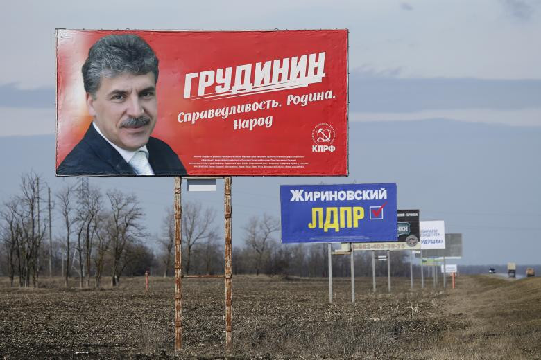  quảng cáo chiến dịch của ứng cử viên tổng thống Pavel Grudinin (L) và Vladimir Zhirinovsky (2nd L), đang được trưng bày gần đường bên ngoài Stavropol, Nga ngày 4 tháng 3 năm 2018.