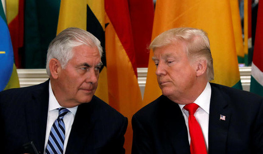 Ngoại trưởng Mỹ Rex Tillerson (trái) và Tổng thống Donald Trump. Ảnh: Reuters
