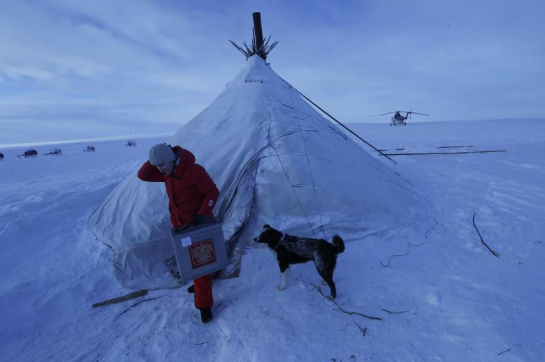 Một thành viên của ủy ban bầu cử địa phương bước ra khỏi lều yurt trong thời gian bỏ phiếu sớm ở những khu vực xa xôi trước cuộc bầu cử tổng thống tại một khu cắm trại đảo tuần lộc ở Nenets Autonomous District, Nga ngày 1 tháng 3 năm 2018.