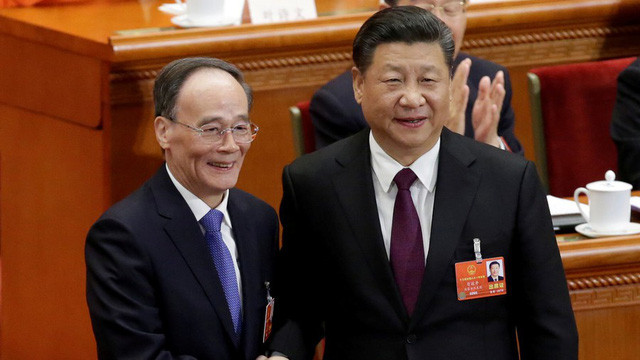 Chủ tịch Trung Quốc Tập Cận Bình (phải) và Phó Chủ tịch Vương Kỳ Sơn tại phiên bỏ phiếu của Quốc hội Trung Quốc ngày 17/3. Ảnh: Reuters