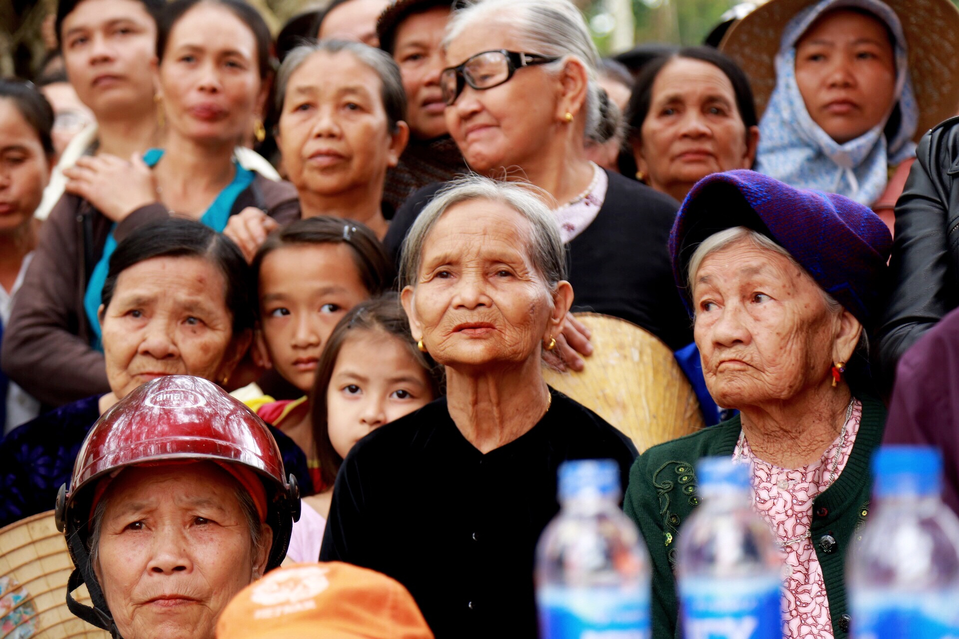 Người xem hội cùng trải qua những giây phút linh thiêng trang trọng của lễ hội. Ảnh: Tuấn Anh