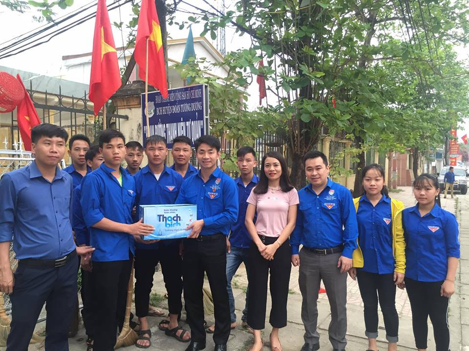 Phó Bí thư Tỉnh Đoàn Nguyễn Xuân Tiệp động viên đoàn viên thanh niên huyện Tương Dương tham gia Ngày chủ nhật xanh.