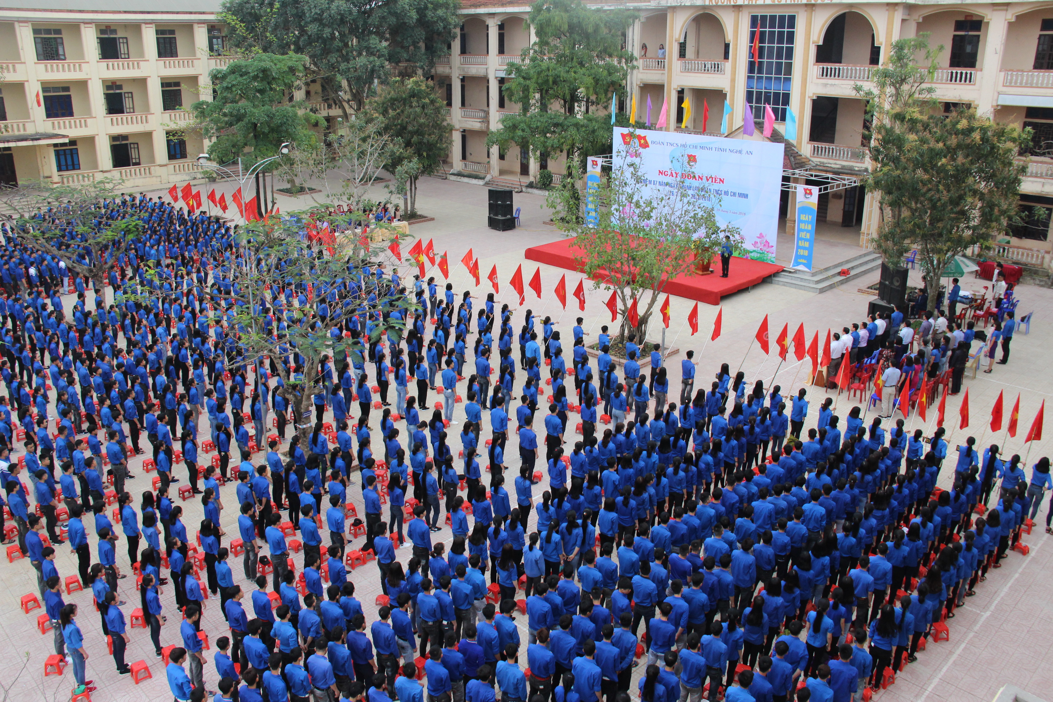 Hơn 1300 học sinh Trường THPT Quỳnh Lưu 4 tham gia kỳ sinh hoạt toàn đoàn. Ảnh: Hoài Thu