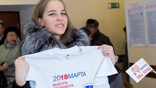 Cử tri Crimea phấn khởi đi bầu cử tổng thống Nga năm 2018. Ảnh TASS
