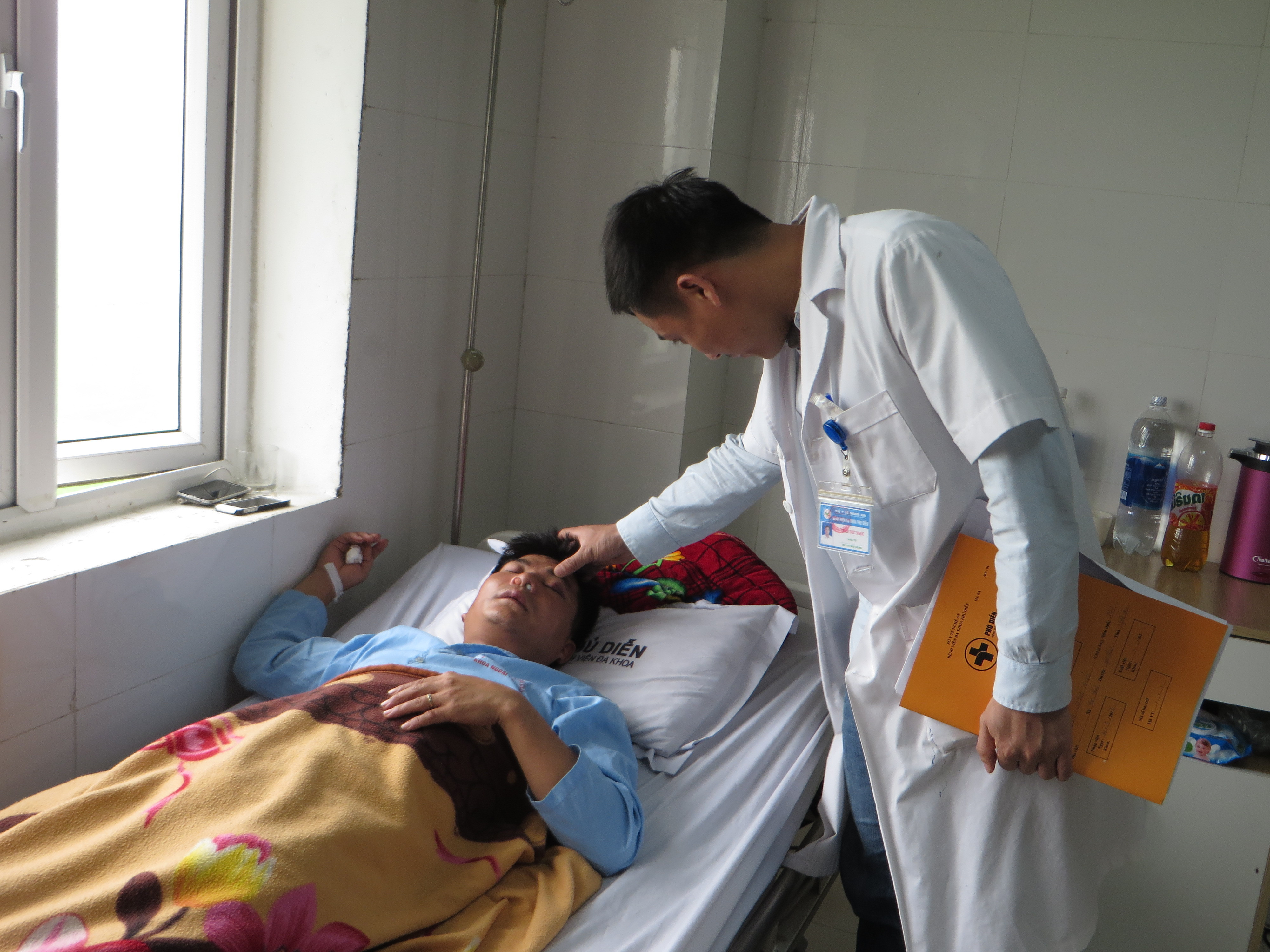 Thầy Đặng Minh Thủy đang được điều trị tại bệnh viện. Ảnh: Thảo Nguyên
