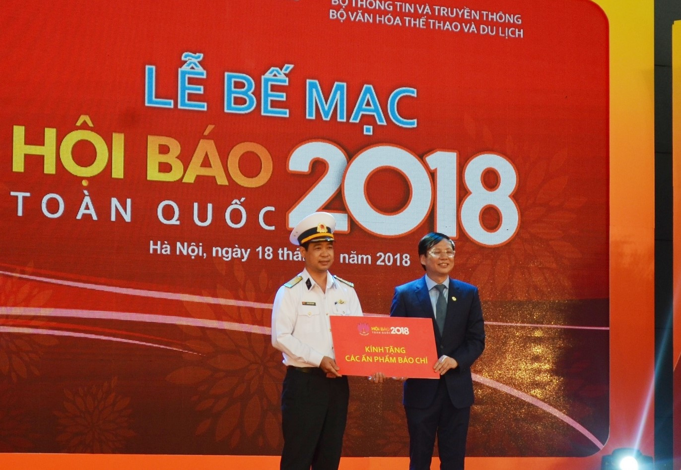 Toàn bộ ấn phẩm báo chí tại Hội báo toàn quốc 2018 được trao tặng cho Bộ đội Hải quân Việt Nam. Ảnh: Như Biển.