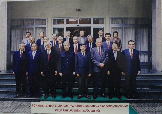 Ông Phạm Thế Duyệt (hàng 2, thứ 2 từ phải sang) trân trọng giữ tấm ảnh ông cùng Thủ tướng Pham Văn Khải (hàng đầu, thứ 2 từ trái sang) chụp với tập thể Bộ Chính trị khóa VIII và các cố vấn
