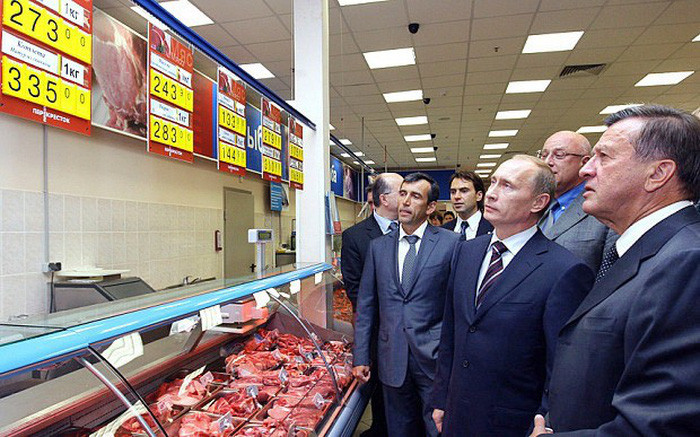 Kinh tế Nga gặp khó khăn từ năm 2014 do giá dầu thô giảm và cấm vận phương Tây. Trong ảnh, Tổng thống Putin quan sát giá thịt ở Matxcơva - Ảnh: RIA NOVOSTI