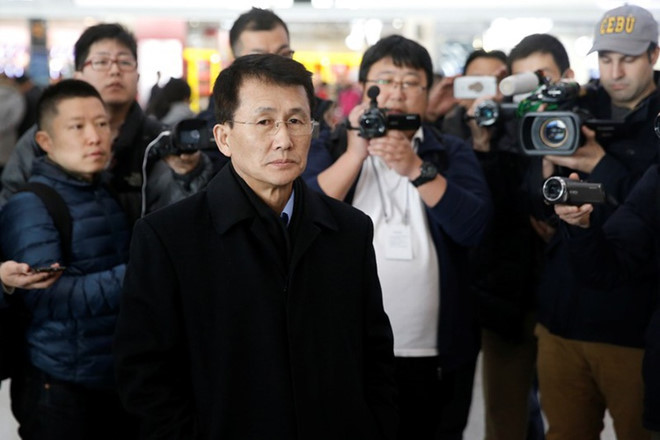 Ông Cho Kang Il tại sân bay Bắc Kinh. Ảnh: Reuters.