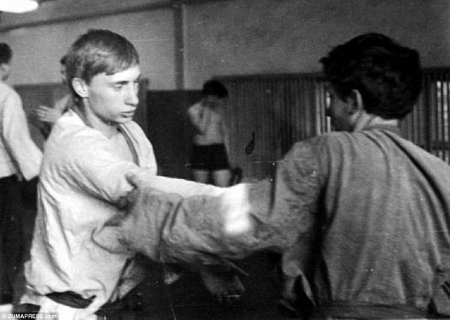 Thời đi học, Putin là một cậu bé hiếu động, nghịch ngợm nên mẹ ông không cho ông học Judo. Mẹ ông sợ rằng, việc học võ sẽ khiến con trai mình gây thêm rắc rối, theo putin.kremlin.ru. Mẹ ông chỉ thay đổi thái độ với việc ông luyện tập Judo khi đích thân thầy giáo dạy võ cho ông tới nhà thuyết phục.