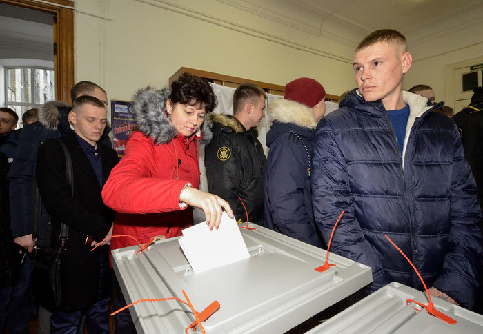 Người dân thành phố Vladivostok đi bỏ phiếu sớm vào sáng 18/3. Ảnh: Reuters
