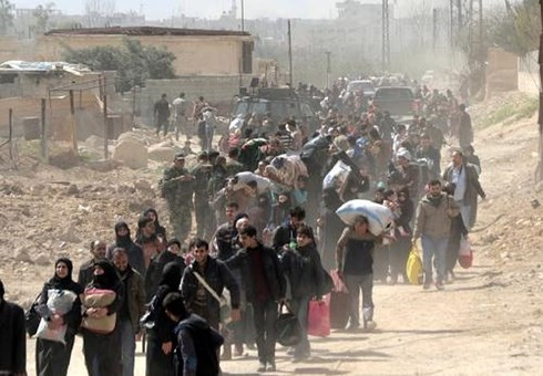 Người dân sơ tán khỏi Đông Ghouta dưới sự trợ giúp của quân đội chính phủ Syria. Ảnh: Middle East Eye.