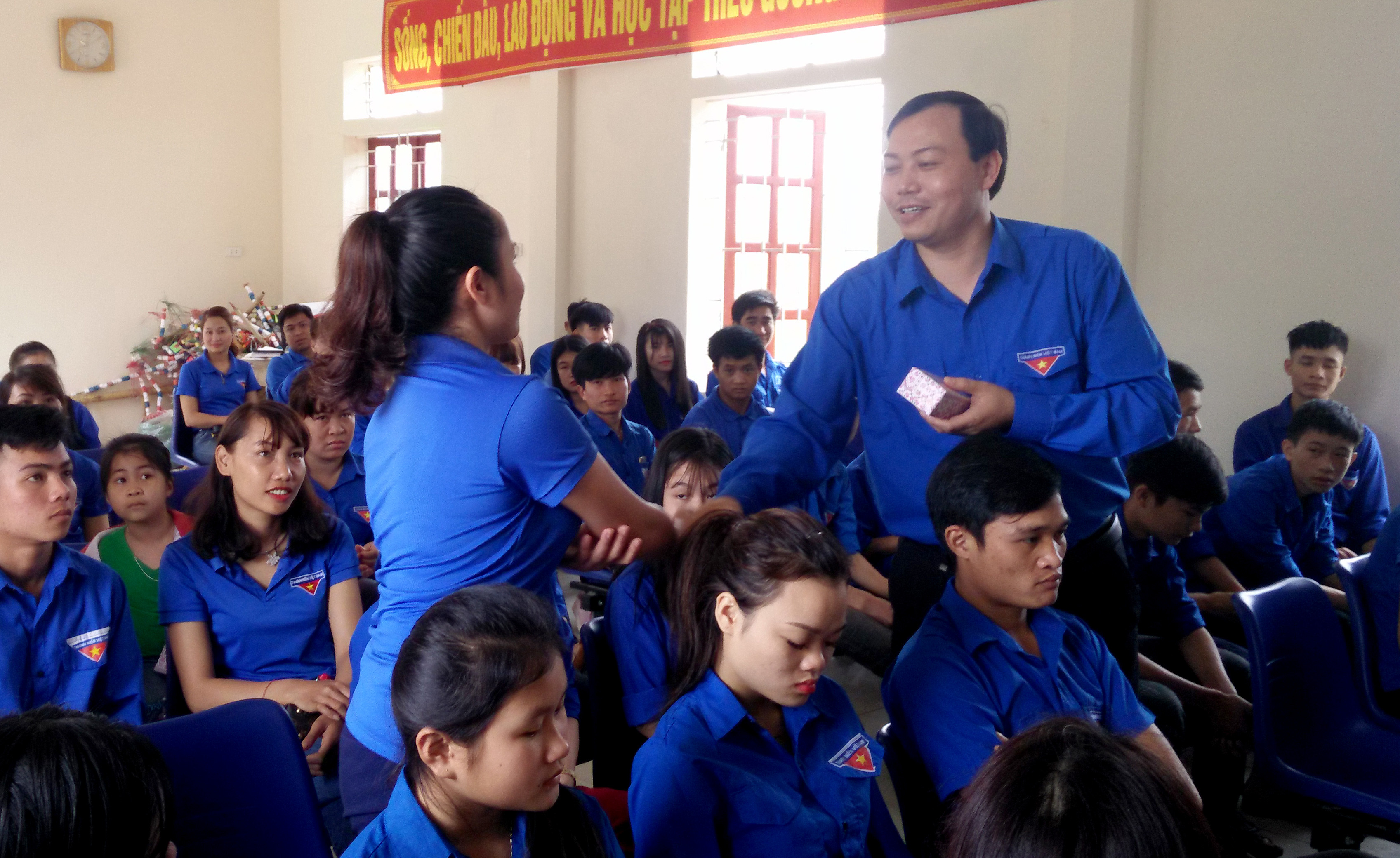Phó Bí thư Tỉnh đoàn Chu Đức Thái sinh hoạt với đoàn viên xã Mường Nọc, huyện Quế Phong. Ảnh: Đình Đức