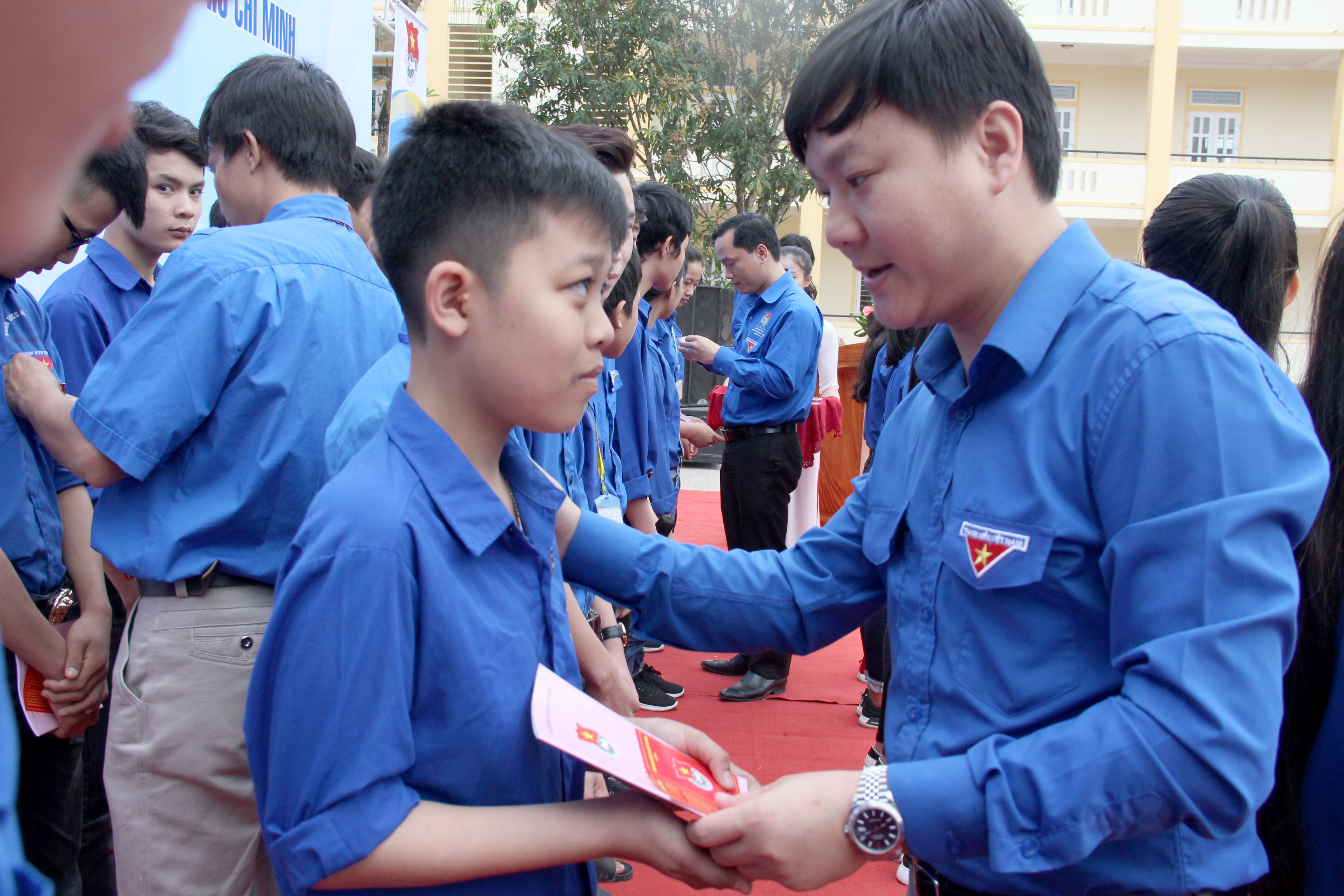 Bí thư Tỉnh đoàn Phạm Tuấn Vinh trao thẻ đoàn viên cho học sinh Trường THPT Quỳnh Lưu 4. Ảnh: Hoài Thu