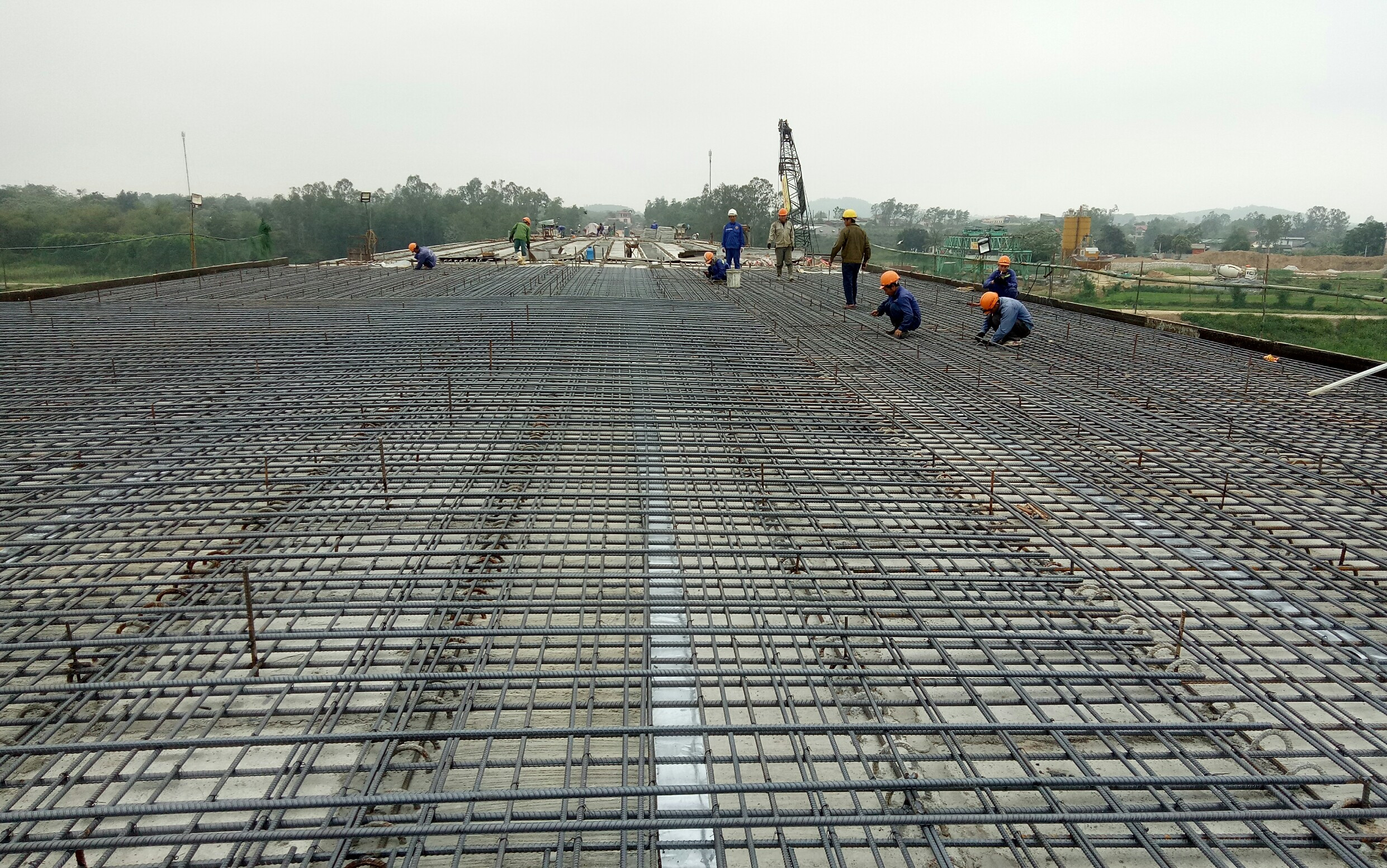 Đơn vị thi công đang tiến hành đan thép để đổ bê tông mặt cầu.Ảnh: Quang Huy