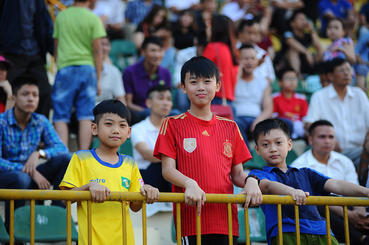 Đặc biệt, sân Vinh trong ngày khai mạc còn có những CĐV nhí hâm mộ 2 tuyển thủ U23 Việt Nam là Phan Văn Đức và Phạm Xuân Mạnh. Ảnh: Thành Cường