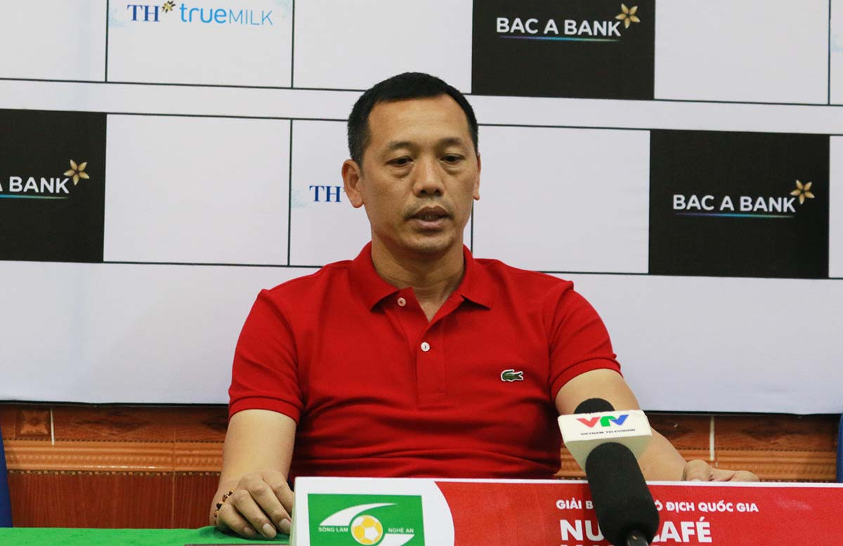 HLV Đức Thắng không trách các học trò sau trận thua đầu tiên tại V.League 2018. Ảnh: Trung Kiên