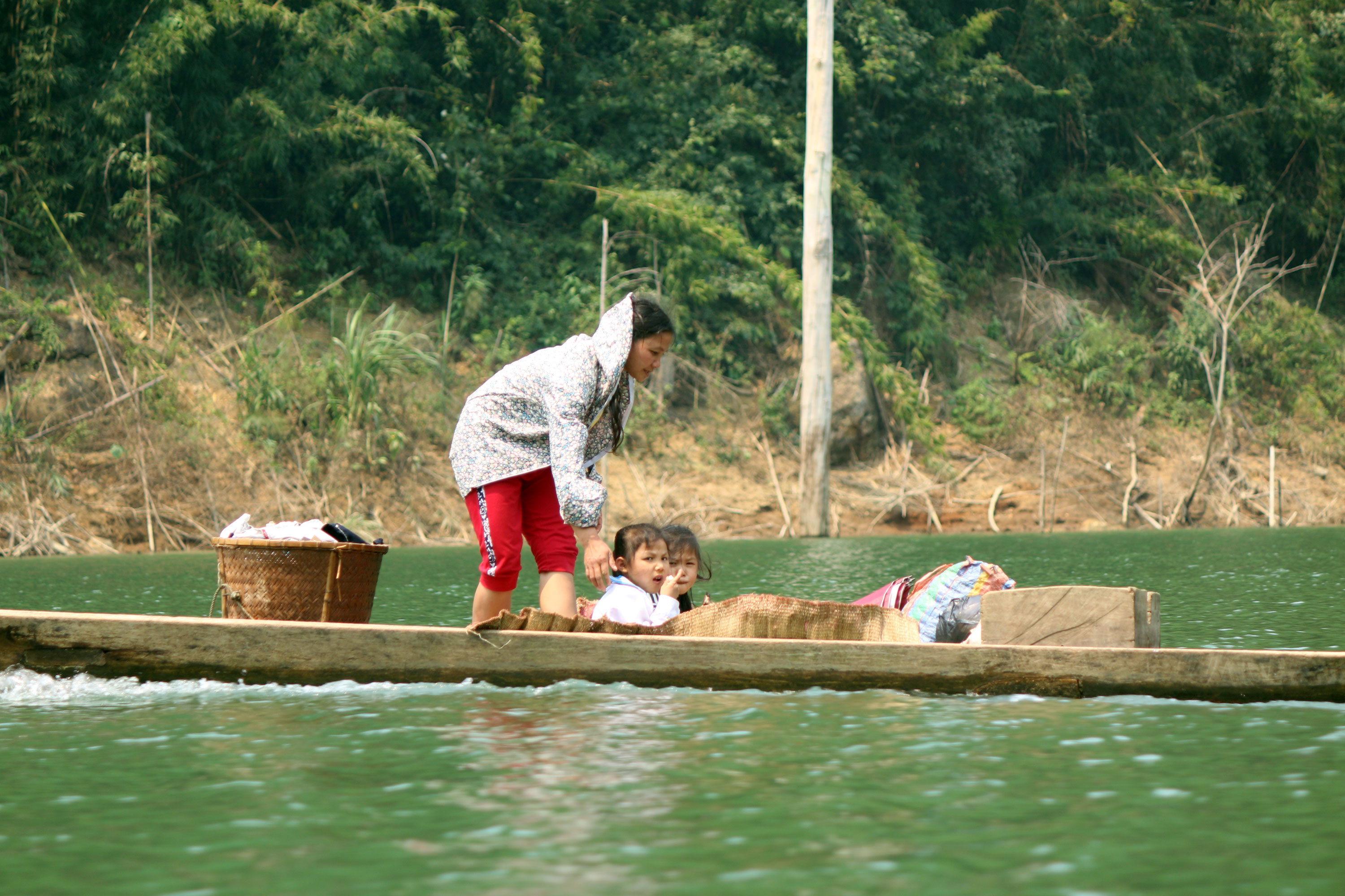 Có những người mẹ còn mang cả con lên thuyền để tiện bề chăm sóc. Sau những chuyến lặn lội trên sông nước ấy là niềm vui hạnh phúc gia đình. Ảnh: Đào Thọ