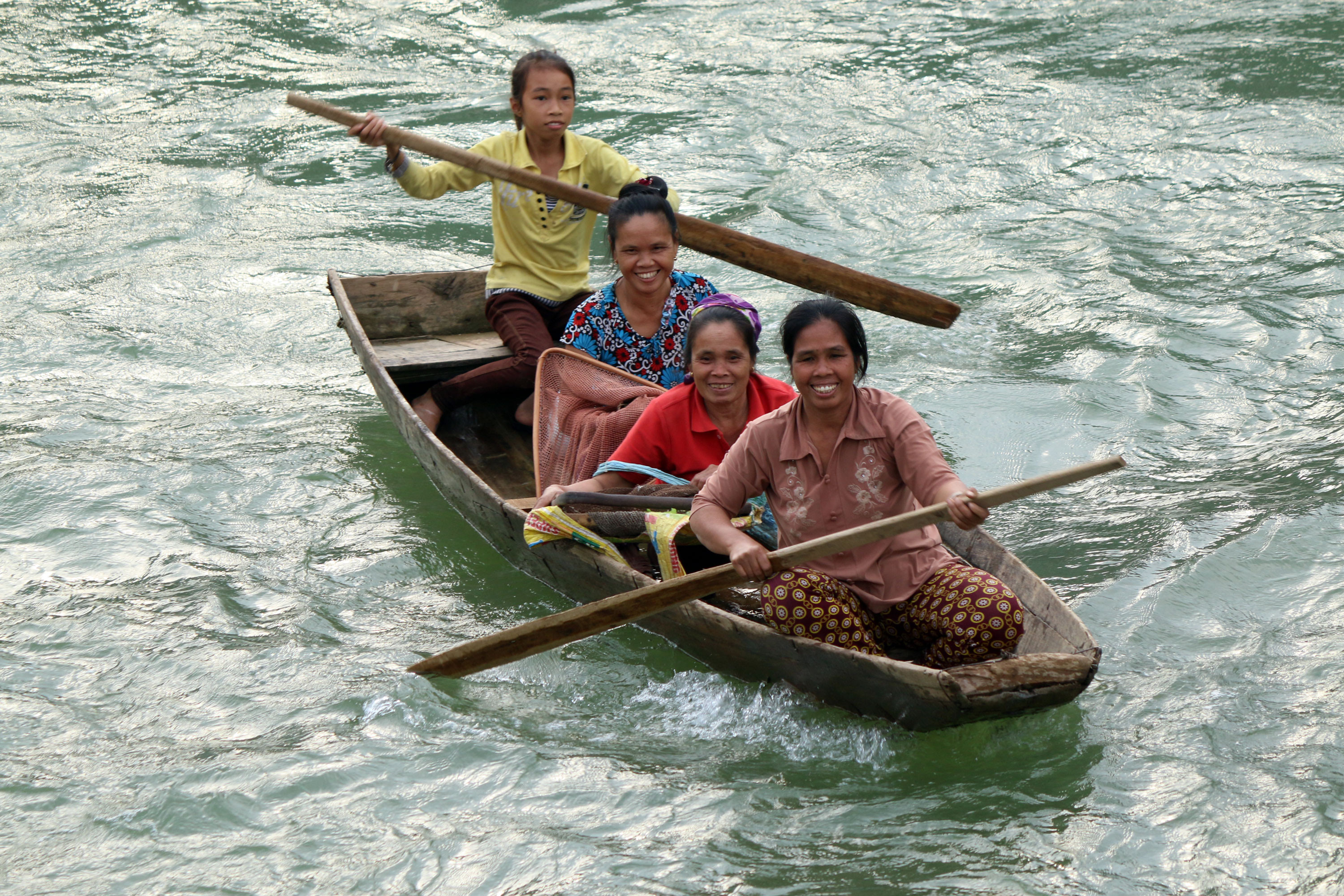 Những người phụ nữ vùng cao xứ Nghệ đều gắn bó với từng dòng sông con suối bởi nơi đây là nguồn cung cấp thức ăn hàng ngày cho gia đình họ. Cũng chính vì vậy hình ảnh những người phụ nữ bươn chải trên sông nước từ lâu vốn đã rất quen thuộc. Ảnh: Đào Thọ