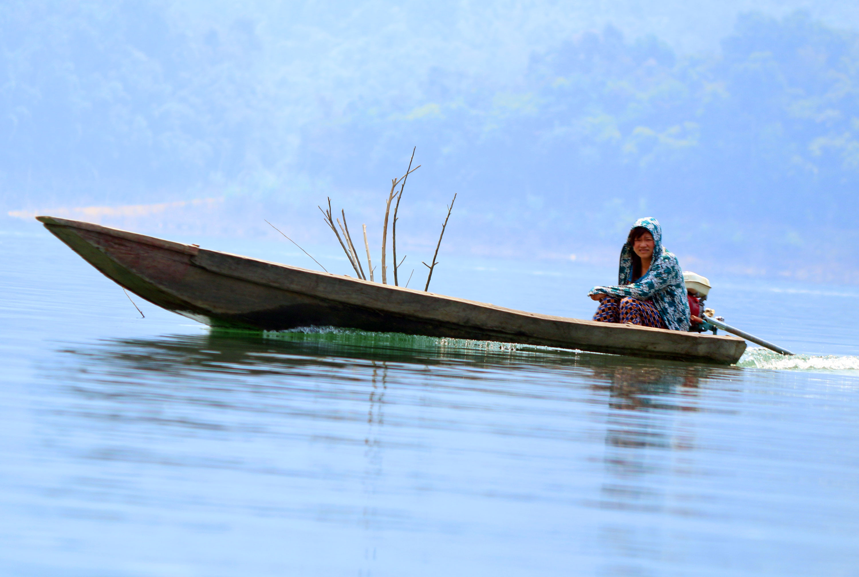 Trên lòng hồ thủy điện bản Vẽ không khó khăn để bắt gặp hình ảnh những người phụ nữ lái thuyền ba lá đi kéo lưới, thả câu đánh cá. Ảnh: Đào Thọ
