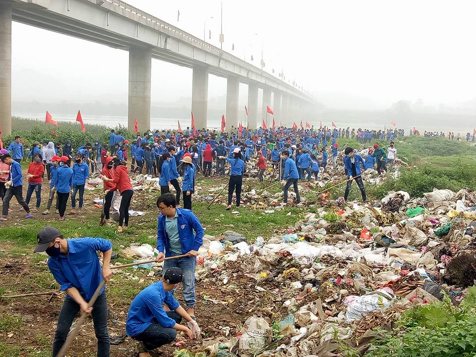 Hơn 1.300 đoàn viên ra quân thu dọn rác dưới chân cầu rộ. Ảnh: Diệp Phương