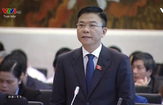 Sau mỗi câu hỏi của các đại biểu, Bộ trưởng Lê Thành Long trả lời ngay trong giới hạn tối đa 3 phút.