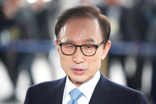 Ông Lee Myung Bak đến văn phòng công tố Seoul để thẩm vấn vào ngày 14/3. Ảnh: Reuters
