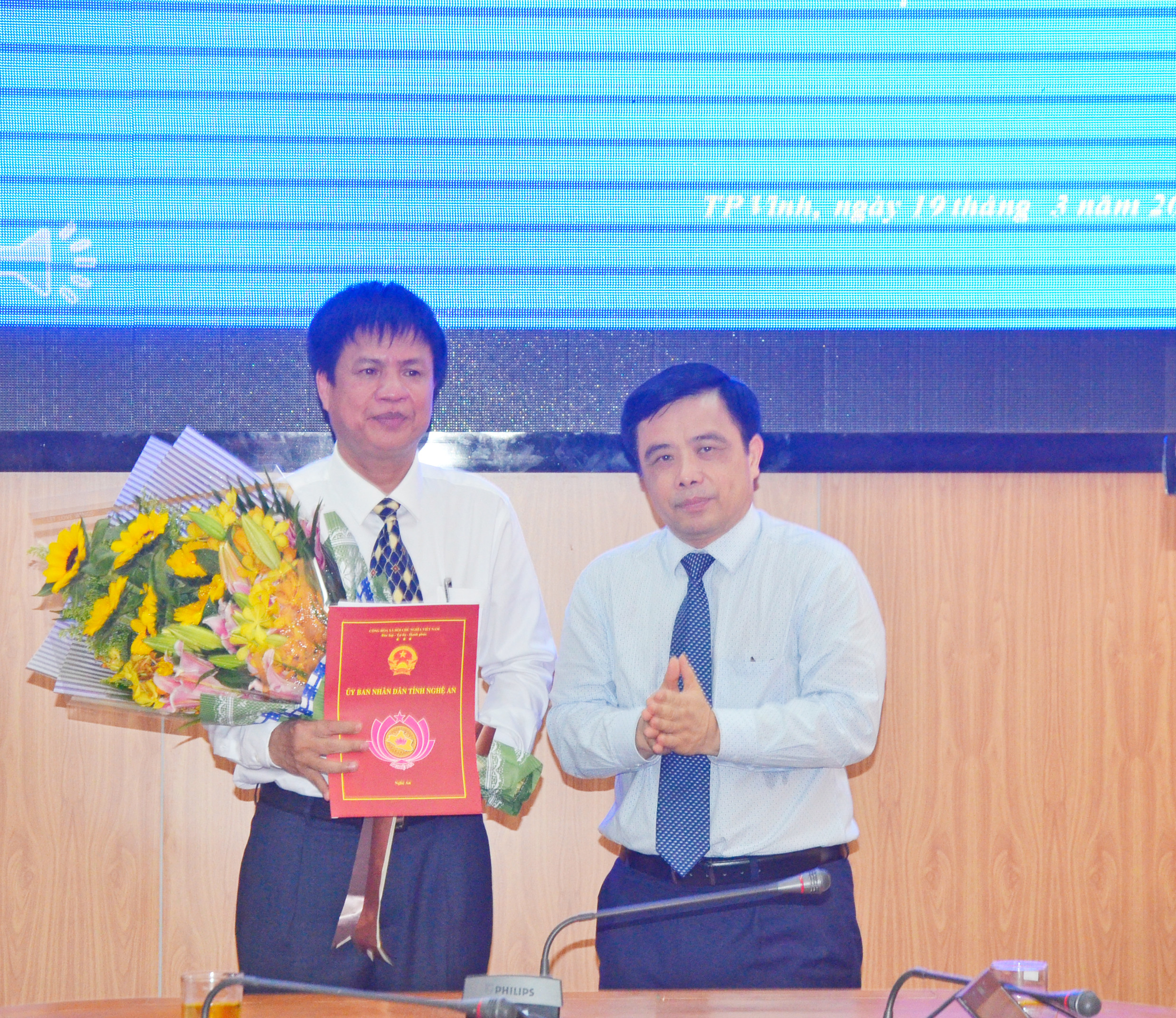 Phó Chủ tịch UBND tỉnh trao Quyết định bổ nhiệm Phó Giám đốc Sở Khoa học và Công nghệ cho đồng chí Hoàng Nghĩa Nhạc. Ảnh Thanh Lê