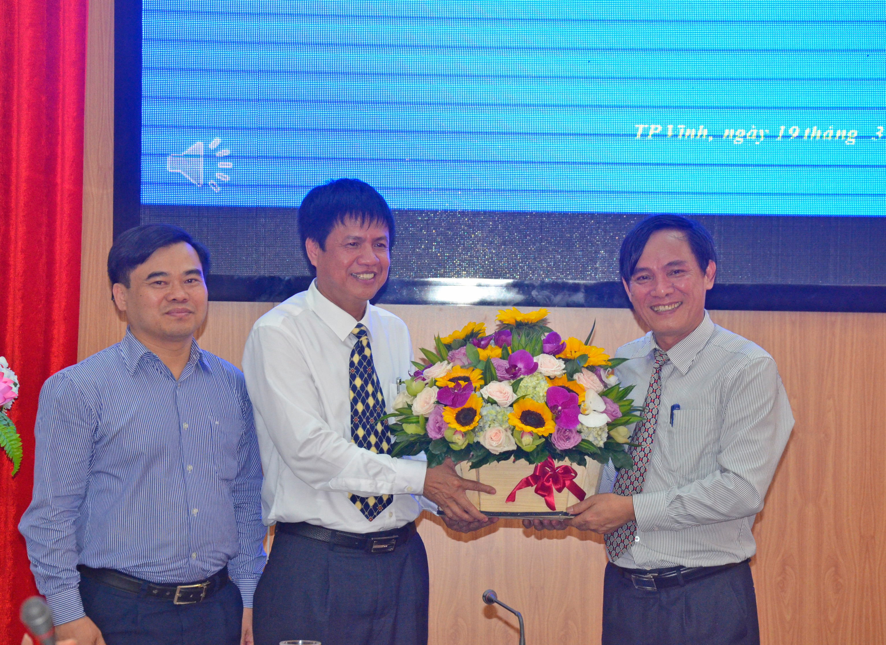 Lãnh đạo Sở Khoa học và Công nghệ tặng hoa chúc mừng đồng chí Hoàng Nghĩa Nhạc. Ảnh Thanh Lê
