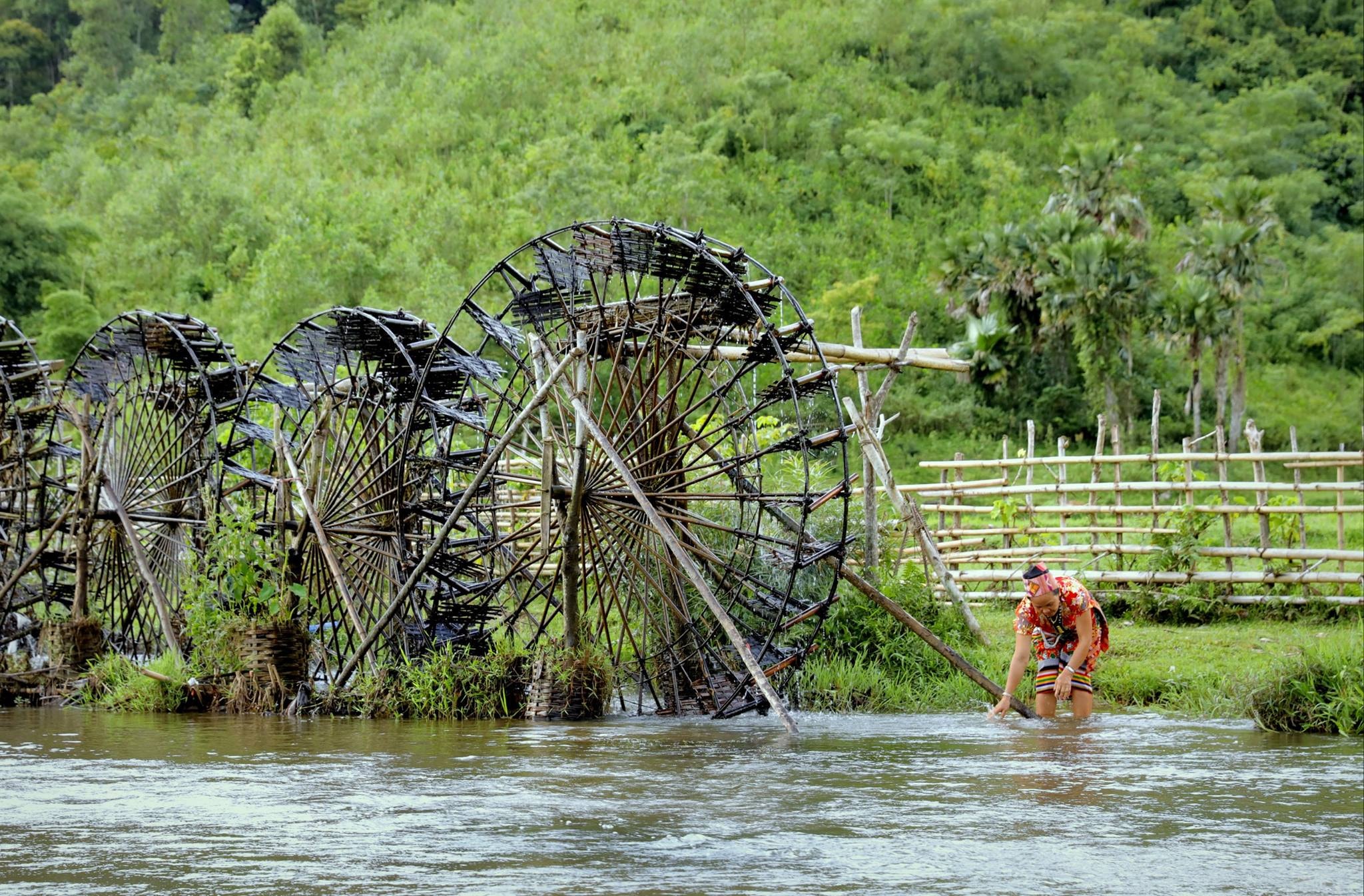 Những guồng nước chậm rãi bên con suối ở bản làng Bình Chuẩn. Ảnh: Lương Thanh Hải