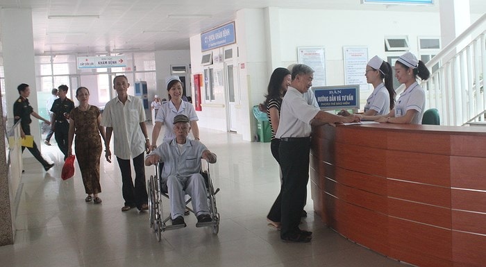 Đón tiếp bệnh nhân ân cần chu đáo. Ảnh: Lê Phú