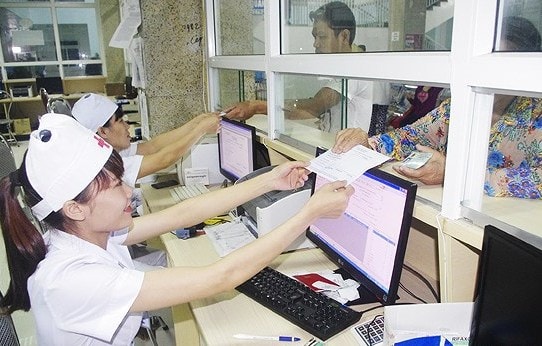 Làm thủ tục đăng ký khám, chữa bệnh cho bệnh nhân. Ảnh: Lê Phú