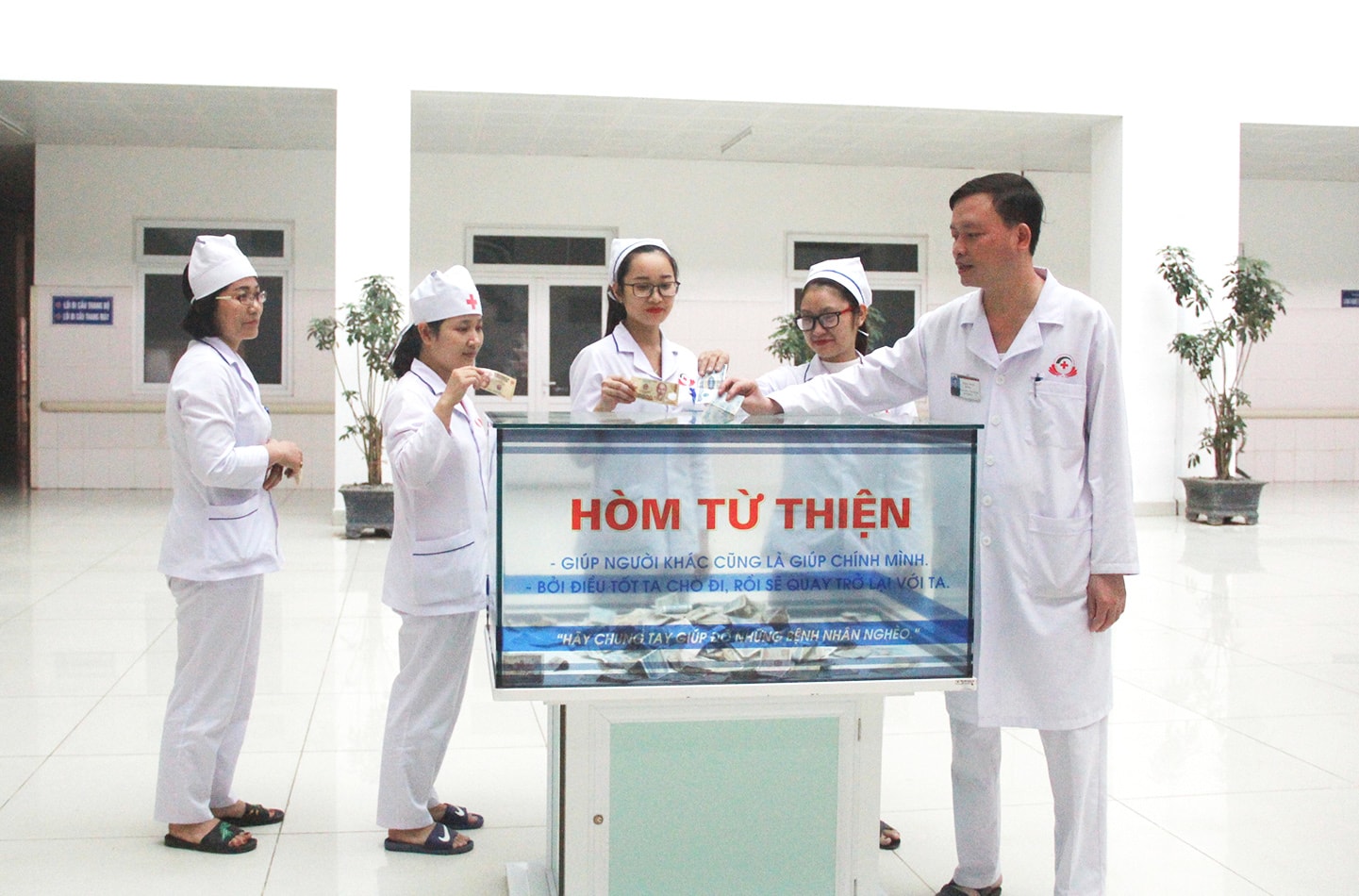 Tích cực quyên góp quỹ từ thiện giúp đỡ bệnh nhân nghèo điều trị tại Bệnh viện. Ảnh: Lê Phú