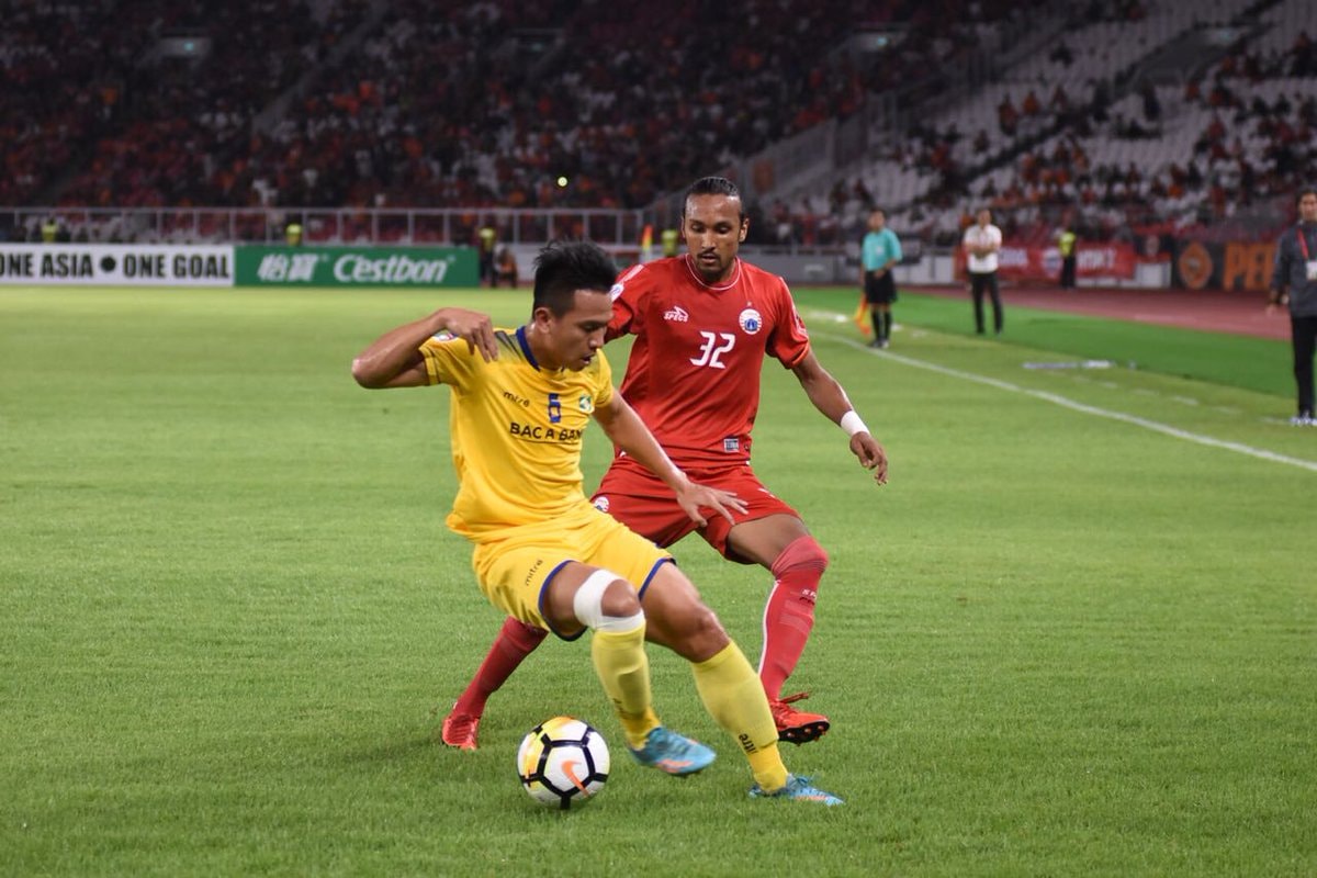 Đình Hoàng trong trận đấu gặp Persija Jakatar. Ảnh: Internet