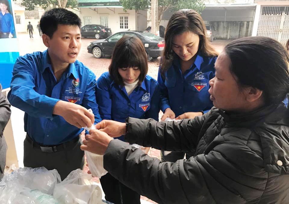 Đoàn viên, thanh niên huyện Tân Kỳ phát cháo cho các bệnh nhân đang điều trị tại Trung tâm y tế  huyện. Ảnh: Phương Hảo 