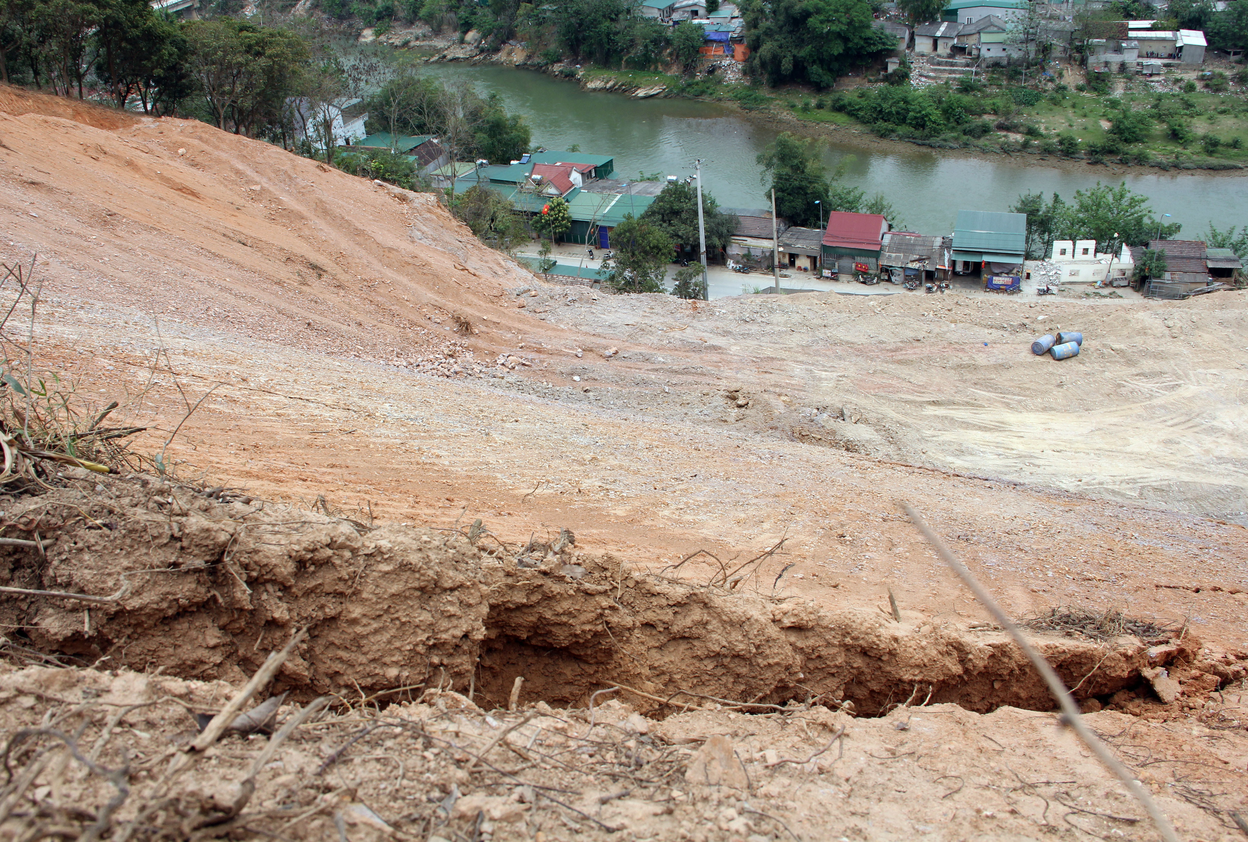 Có 23 hộ dân nằm trong diện bị ảnh hưởng do xuất hiện vết nứt trên núi thuộc khối 5 thị trấn Mường Xén. Ảnh: Hồ Phương