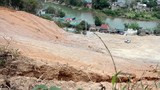 Nóng: Xuất hiện vết nứt lớn đe dọa tính mạng hàng chục hộ dân ở Nghệ An