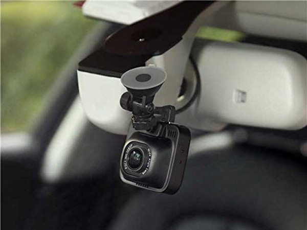 Camera hành trình: Đây là một thiết bị rất thiết thực để đề phòng trong trường hợp bị trộm đột nhập hoặc là bằng chứng nếu có xảy ra tai nạn. Do đó bạn nên đầu tư một chiếc camera hành trình. Các bộ camera hành trình của Aukey có thể ghi lại video độ phân giải 1080p, có góc nhìn 170 độ và gắn vào xe của bạn. Bạn sẽ cần mua thẻ microSD để camera quay video và bộ nhớ này giờ khá rẻ để người dùng có thể đầu tư.