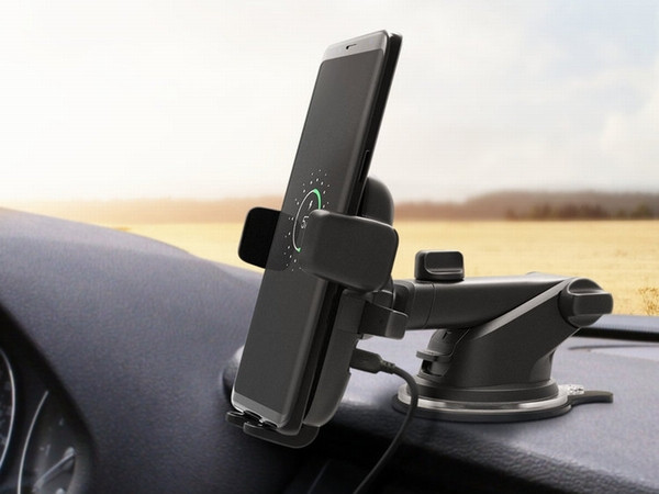 Giá sạc không dây: iOttie Easy One Touch Qi Wireless Fast Charge Car Mount có giá 49,95USD rất tiện lợi để sạc pin không dây cho điện thoại, kể cả iPhone. Đây được coi là một nâng cấp đáng để bạn đầu tư nhất là khi bạn có những chuyến đi dài ngày trên xe hơi của mình.