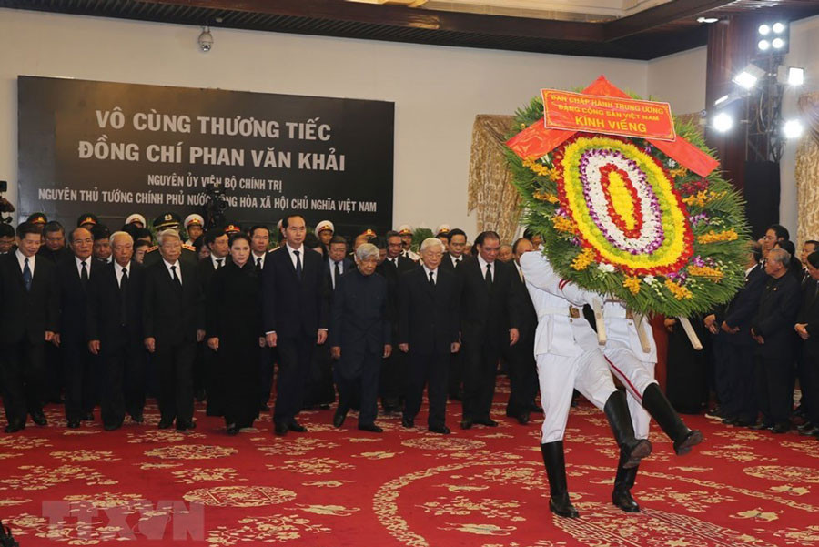 Các đồng chí lãnh đạo, nguyên lãnh đạo Đảng, Nhà nước kính viếng Nguyên Thủ tướng Phan Văn Khải.