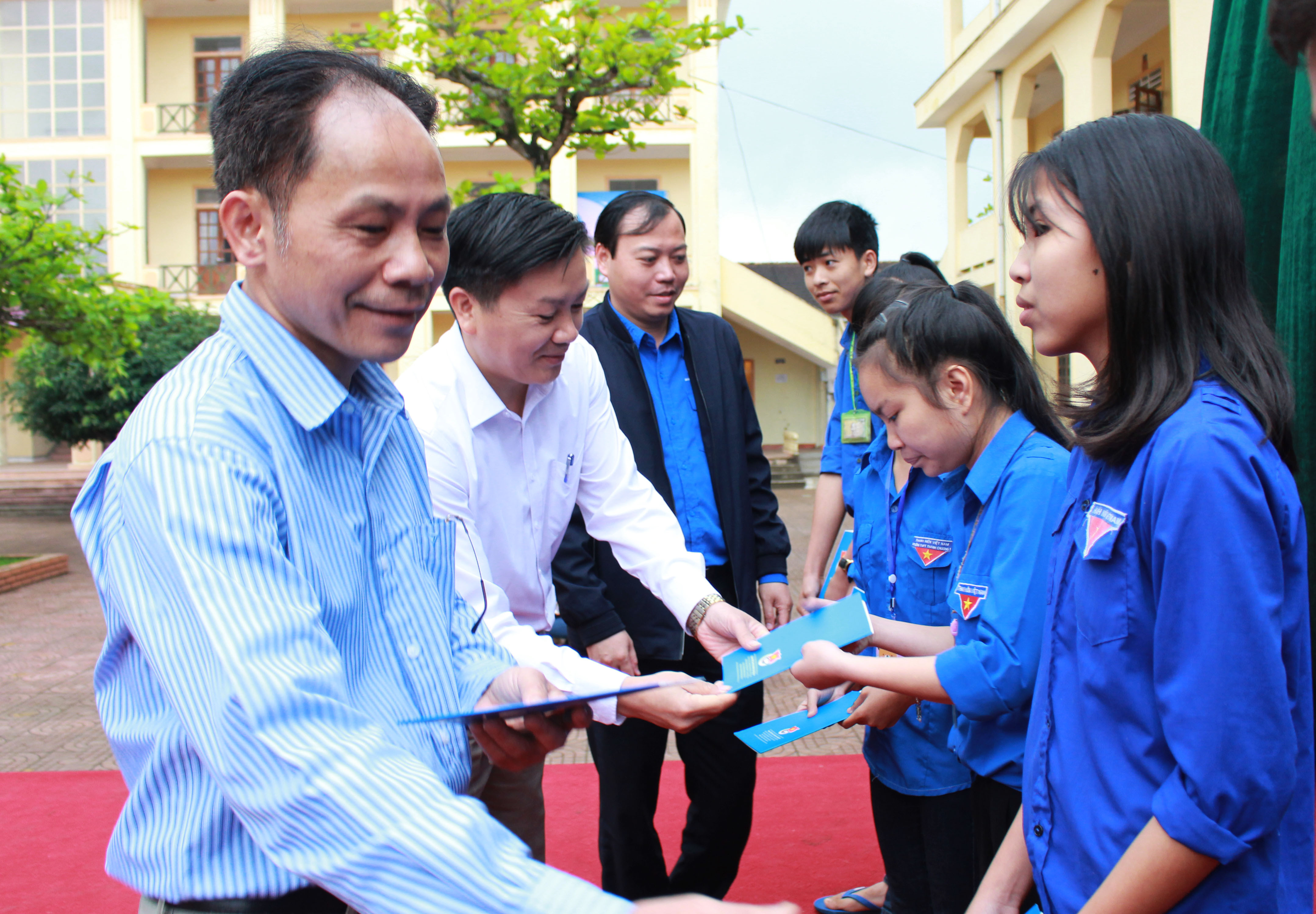 Tại buổi học ngoại khóa, Tỉnh đoàn Nghệ An đã trao 10 phần quà cho các em học sinh trường THPT Nguyễn Cảnh Chân và 500 quyển vở cho trường THPT Thanh Chương I. Ảnh: Phương Thúy