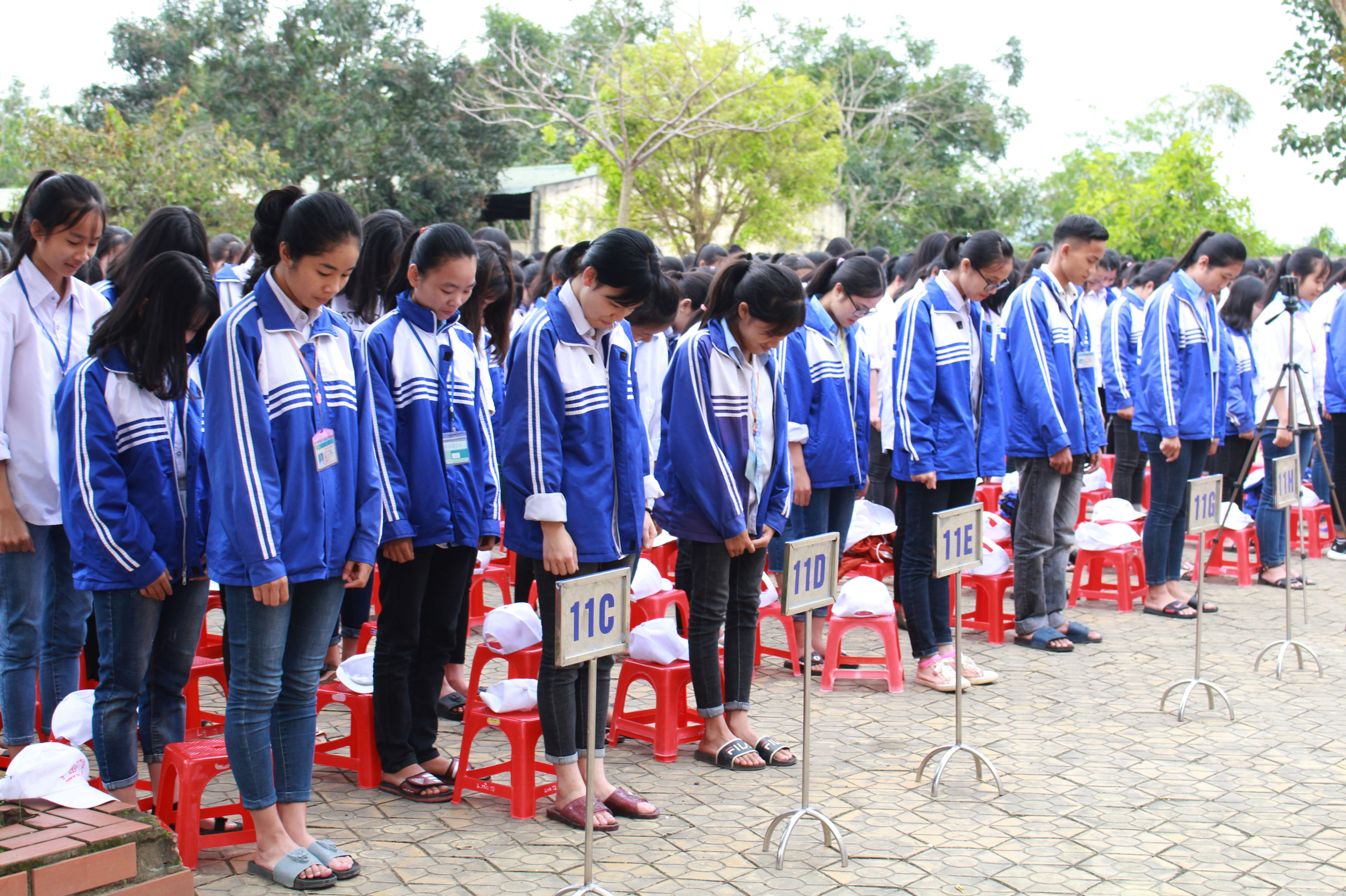 Cũng trong dịp này, học sinh các trường THPT tại huyện Thanh Chương mặc niệm tưởng nhớ tới cố Thủ tướng Phan Văn Khải - một trong những nhà lãnh đạo cấp cao của Đảng và Nhà nước ở chặng đường đầu của công cuộc đổi mới, phát triển đất nước. Ảnh: Phương Thúy