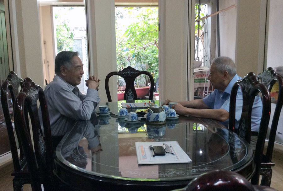 Nguyên Thủ tướng Phan Văn Khải (bên trái) trong một lần đến thăm gia đình ông Trần Hữu Phước. Ảnh tư liệu   